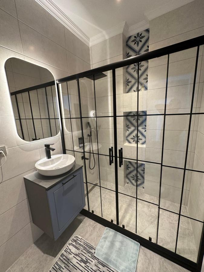 Center Of City In Besiktas 2 Plus 1 With 2 Bathroom And 3 Air Conditioner Provincia di Provincia di Istanbul Esterno foto